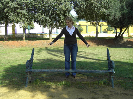 Rosario Ordóñez junto a uno de los bancos rotos